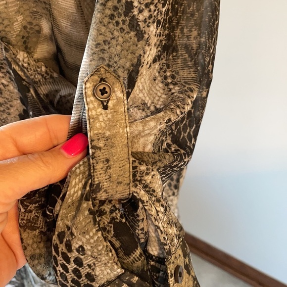 BB DAKOTA women’s snakeskin pattern OVERSIZED / RELAXED fit button down BLOUSE - Picture 8 of 12